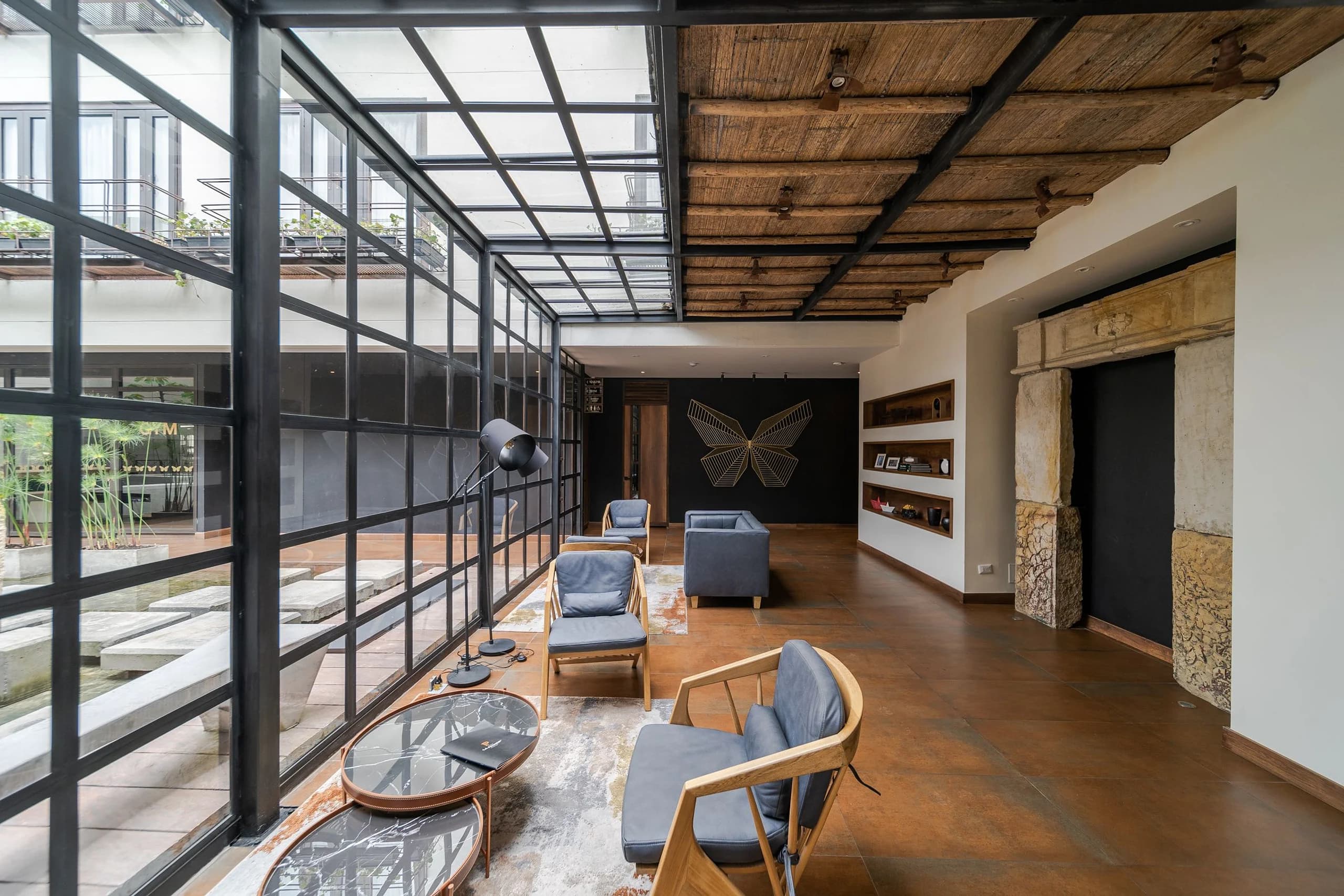 Imagen principal de La Primera - Morph x Ahead